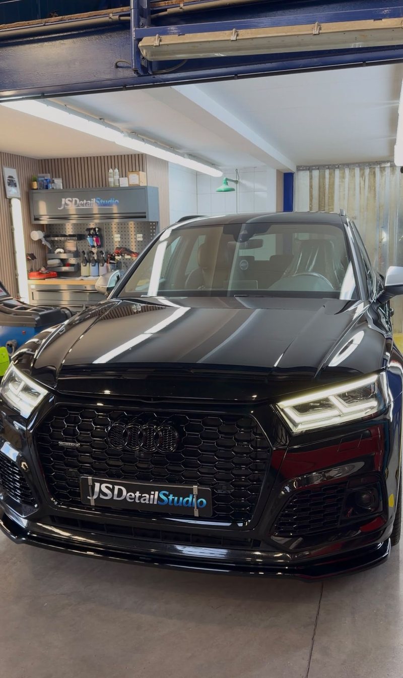 Zwarte Audi Q5 met zwarte honingraatgrille en hoogglans lak na exterieur detailing bij JS Detail Studio in IJmuiden
