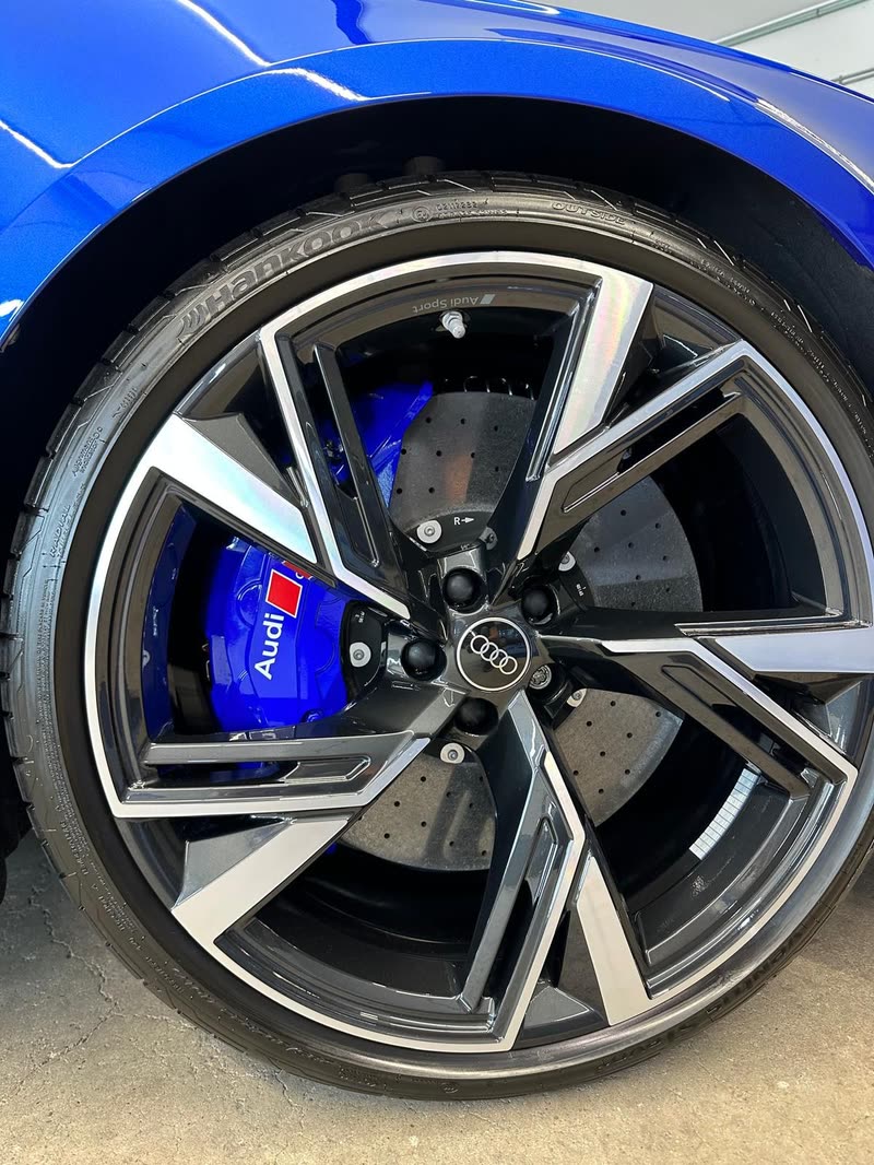 Audi RS velg met blauwe remklauw na velgenreiniging en detailing