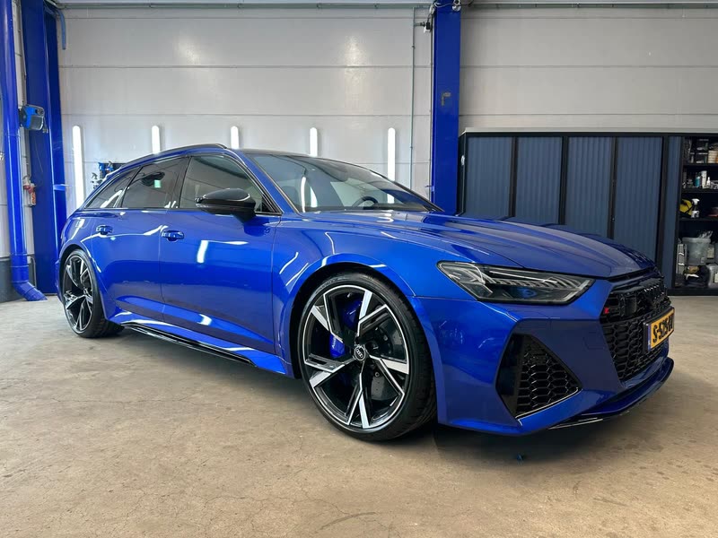 Blauwe Audi RS6 Avant met diepe lakglans na machinaal polijsten bij JS Detail Studio in IJmuiden