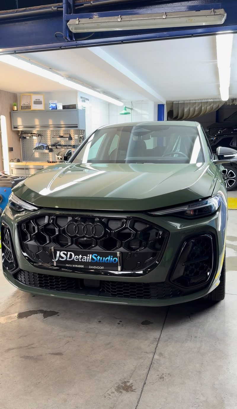 Donkergroene Audi SUV met hoogglans lak na exterieur detailing bij JS Detail Studio in IJmuiden