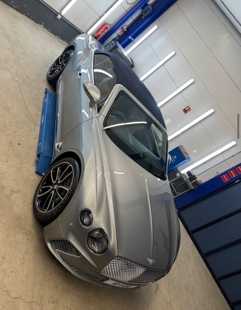 Zilvergrijze Bentley Continental GT in de detailing studio na keramische coating