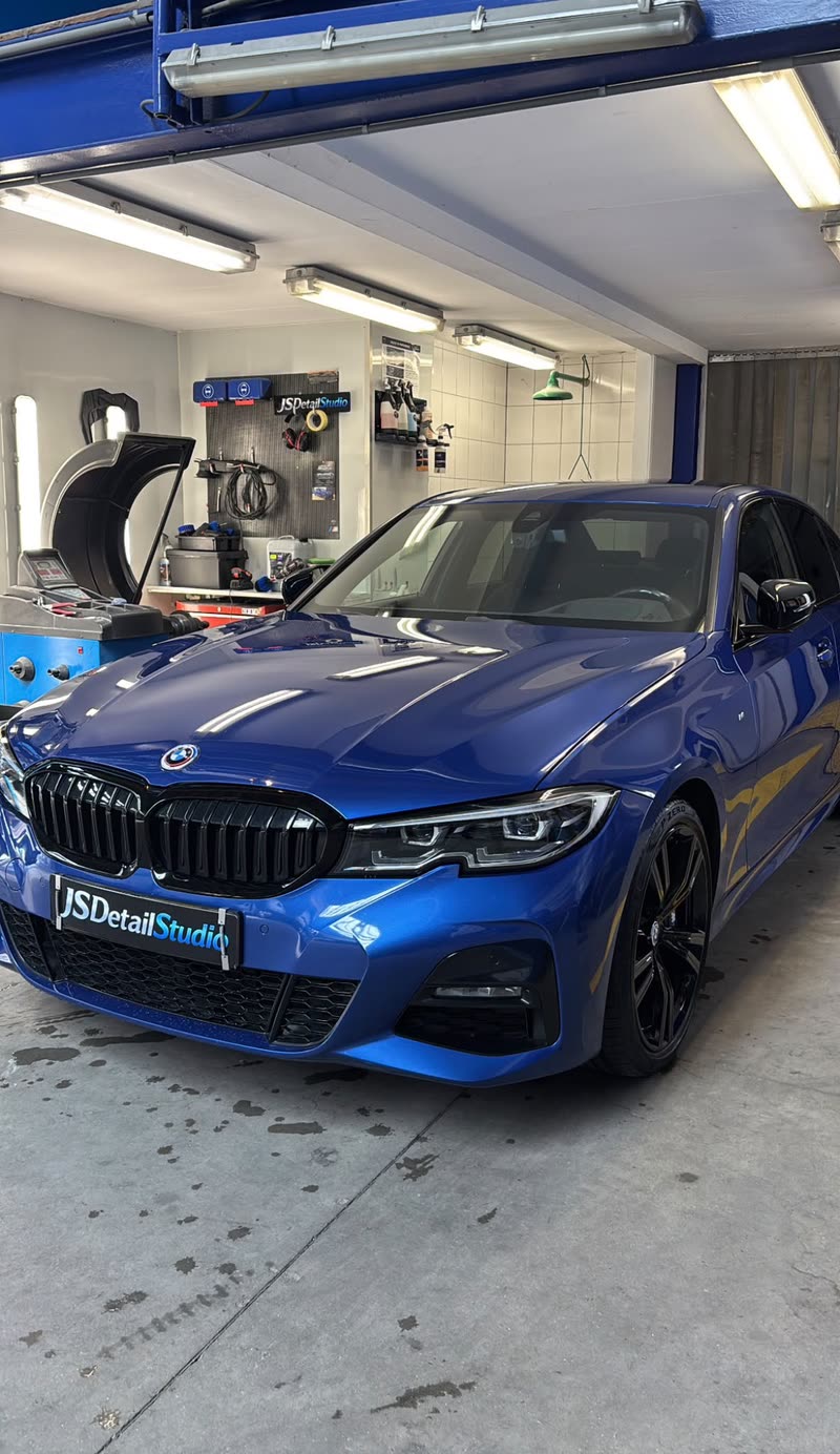 Blauwe BMW 3-serie M Sport met hoogglans lak na polijsten bij JS Detail Studio in IJmuiden