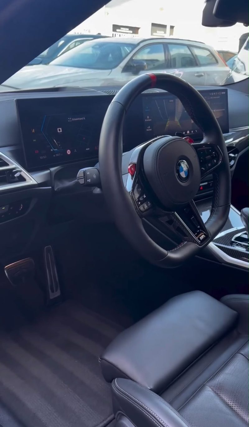 Interieur van een BMW M met M-sportstuur en digitaal cockpit-display na interieur detailing bij JS Detail Studio in IJmuiden