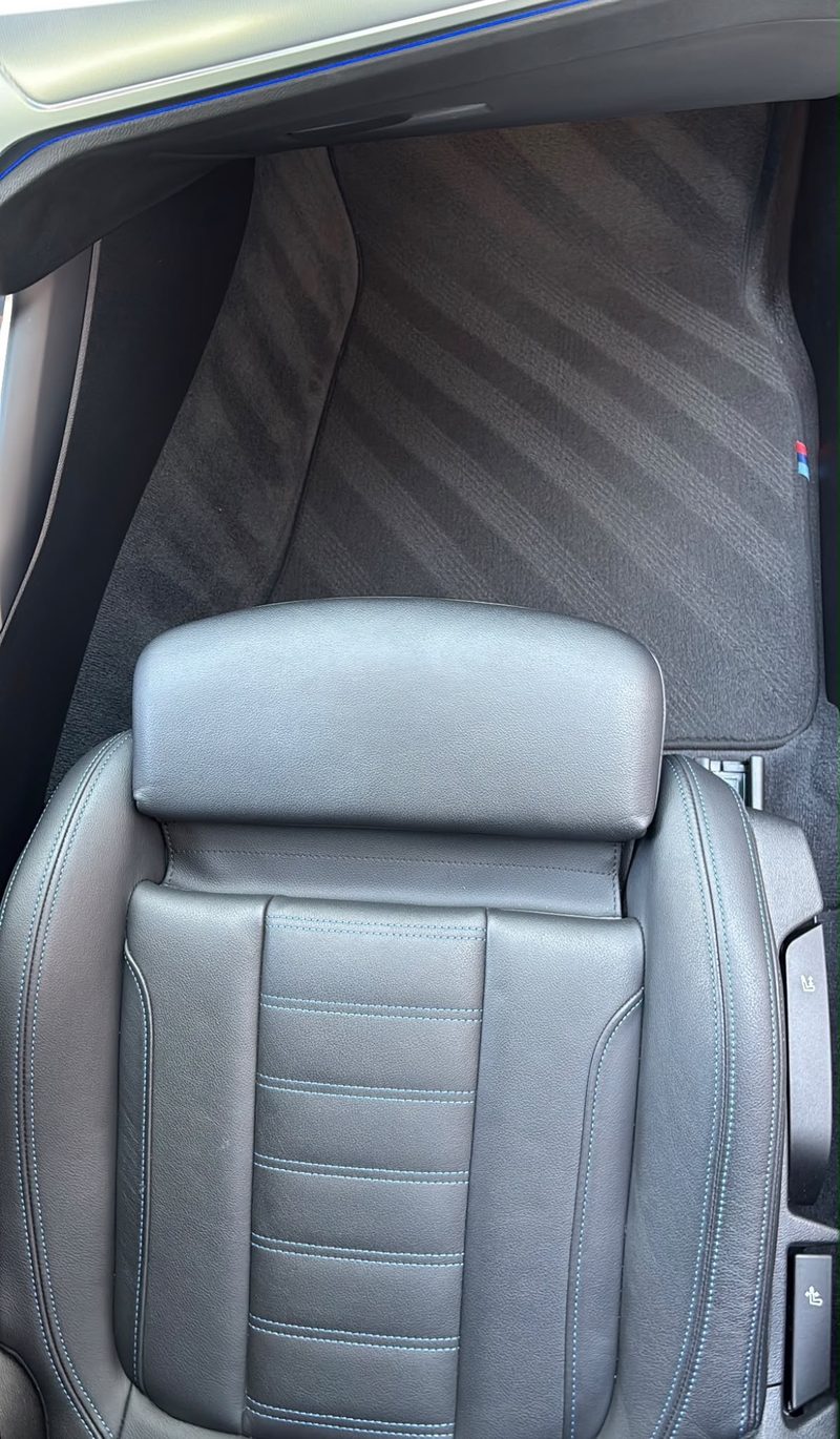 Zwart leren M-sportstoel van een BMW M na interieur detailing bij JS Detail Studio in IJmuiden