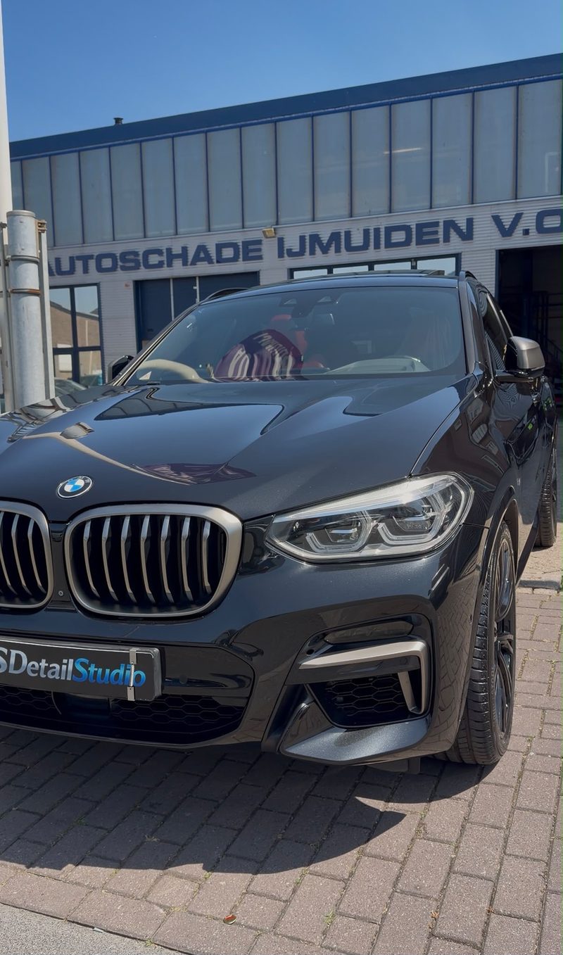 Zwarte BMW X4 M40i na exterieur detailing bij JS Detail Studio in IJmuiden