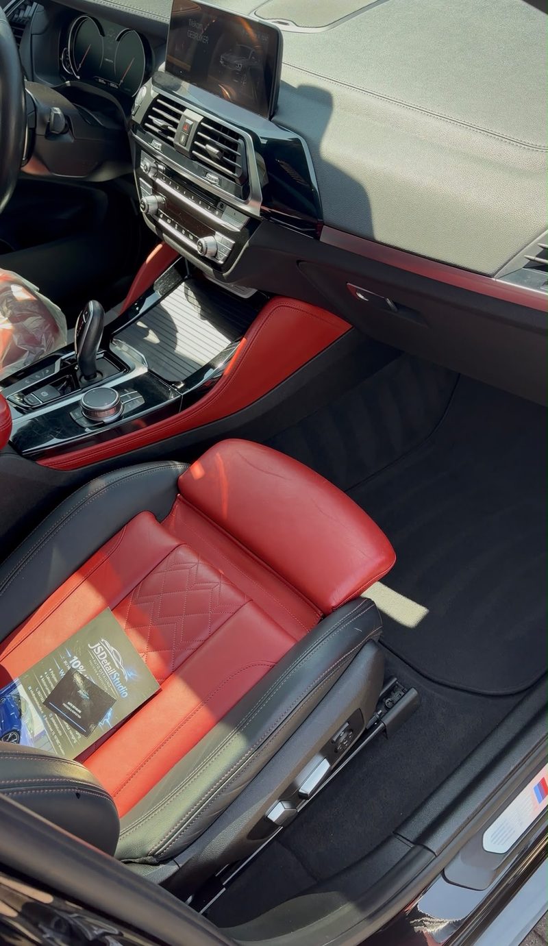 Rode lederen M-sportstoel van een BMW X4 M40i na interieur detailing bij JS Detail Studio in IJmuiden