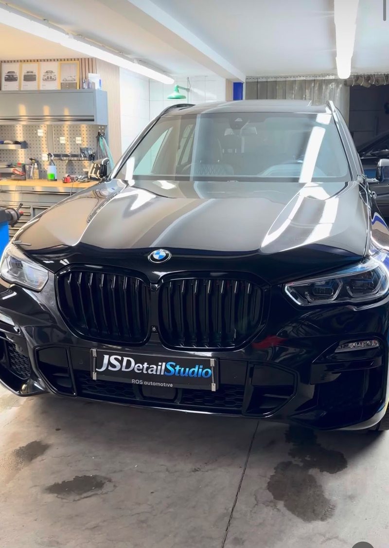 Zwarte BMW X5 met M-pakket en hoogglans lak na exterieur detailing bij JS Detail Studio in IJmuiden
