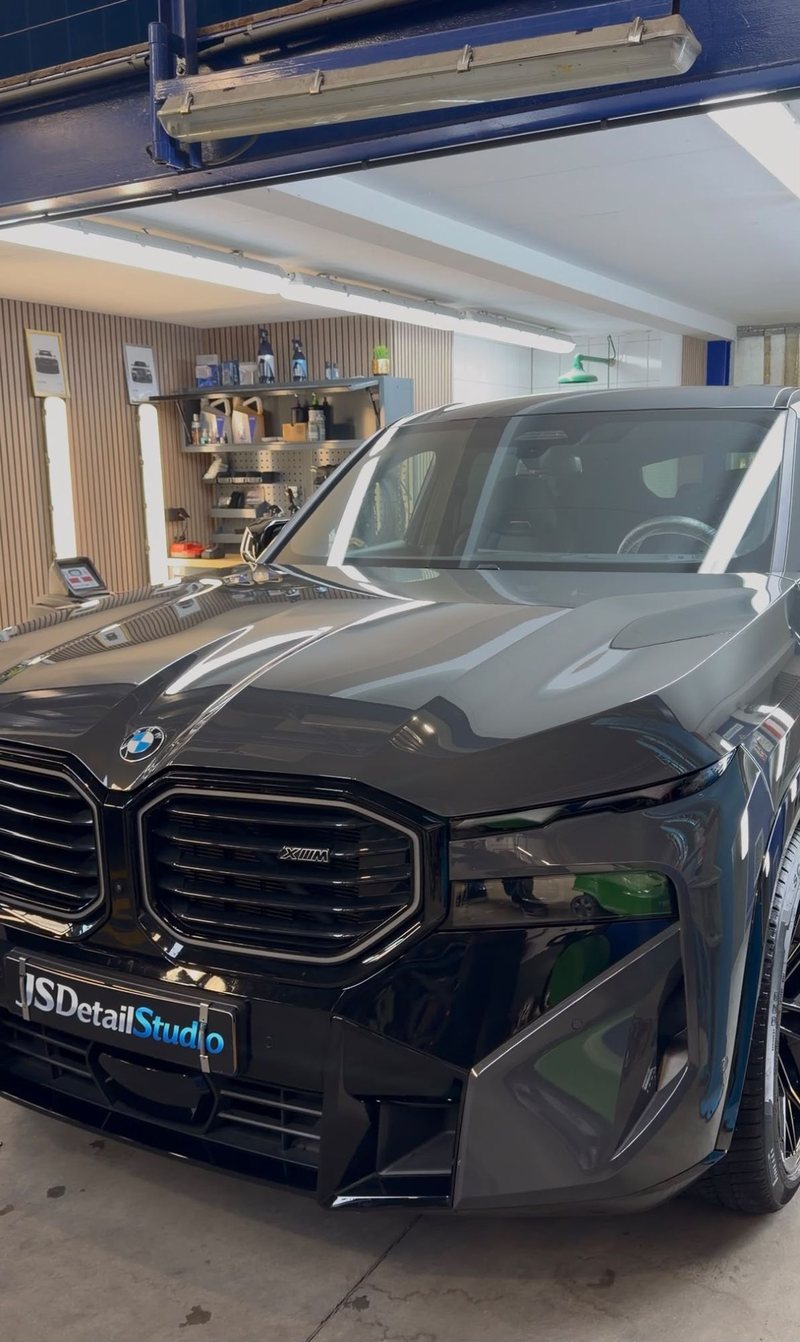 Donkergrijze BMW XM met hoogglans gepolijste lak in de detailingstudio van JS Detail Studio in IJmuiden