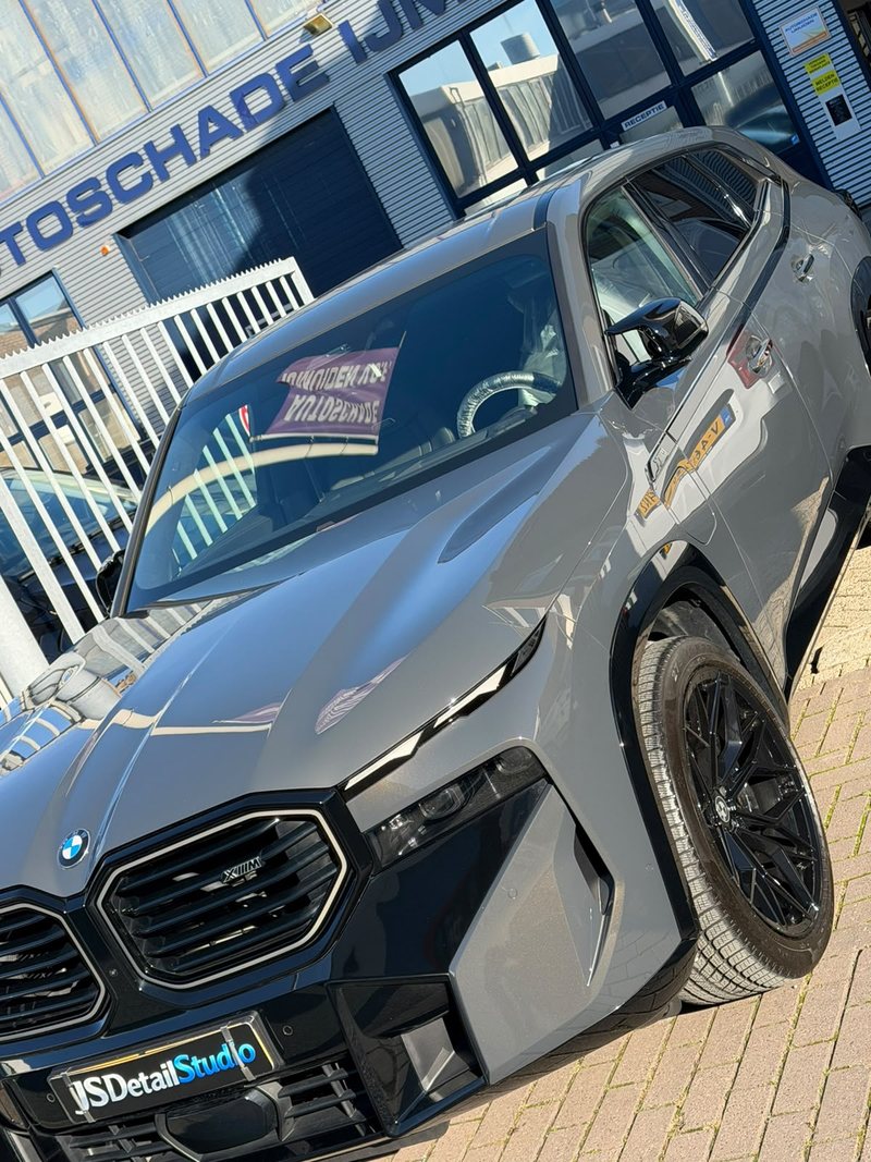 Grijze BMW XM met hoogglans lak in de zon na exterieur detailing bij JS Detail Studio in IJmuiden