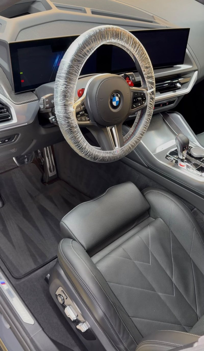 Gereinigd interieur van een BMW XM met M-sportstuur, carbon afwerking en zwart leer bij JS Detail Studio in IJmuiden