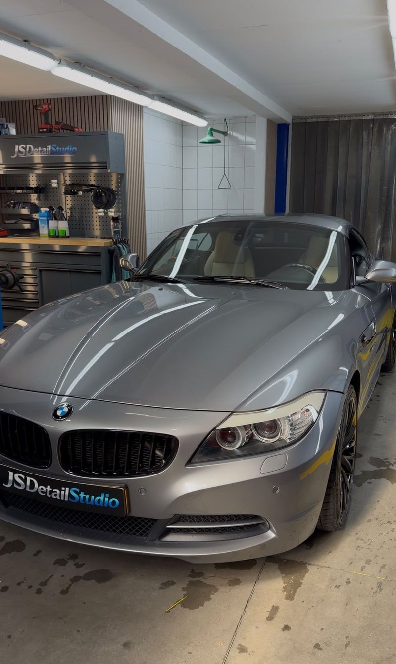 Grijze BMW Z4 roadster met hoogglans gepolijste lak in de detailingstudio van JS Detail Studio in IJmuiden
