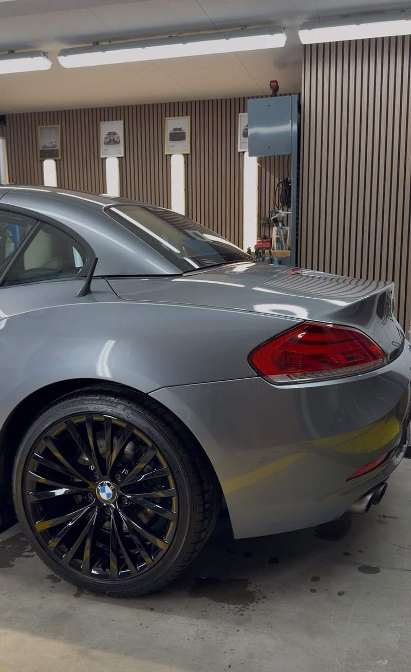 Achterzijde van een grijze BMW Z4 met zwarte velgen na exterieur detailing bij JS Detail Studio in IJmuiden