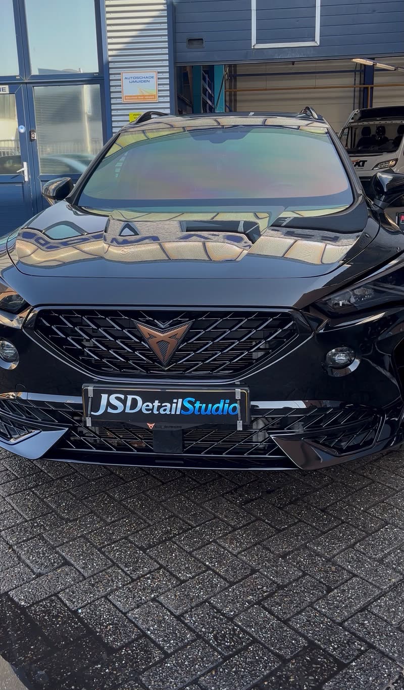 Zwarte Cupra Formentor na exterieur detailing met JS Detail Studio kentekenplaat