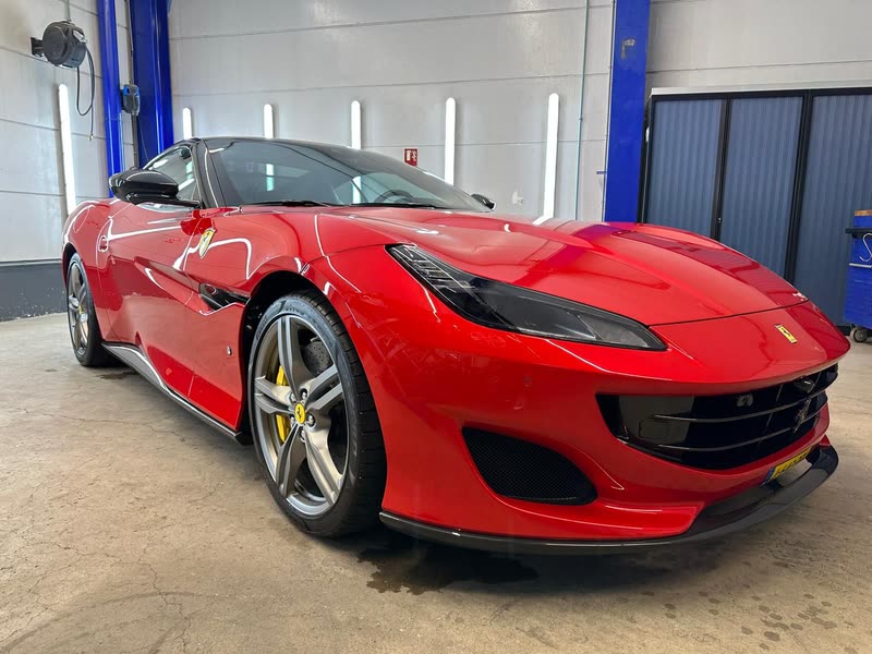 Rode Ferrari Portofino na volledige exterieur detailing in de studio van JS Detail Studio in IJmuiden