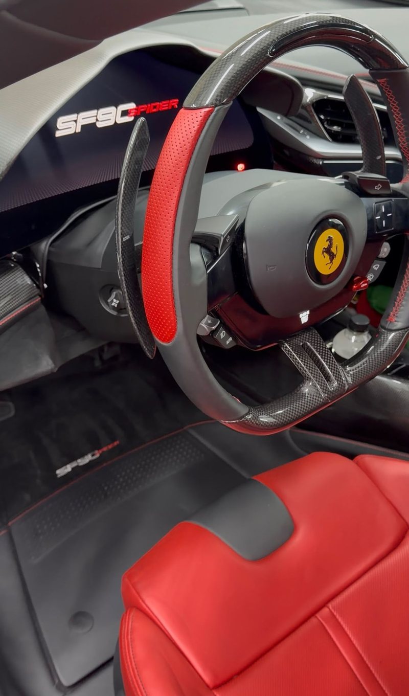 Cockpit met carbon stuur en rood leer van een Ferrari SF90 Spider na interieur detailing bij JS Detail Studio in IJmuiden