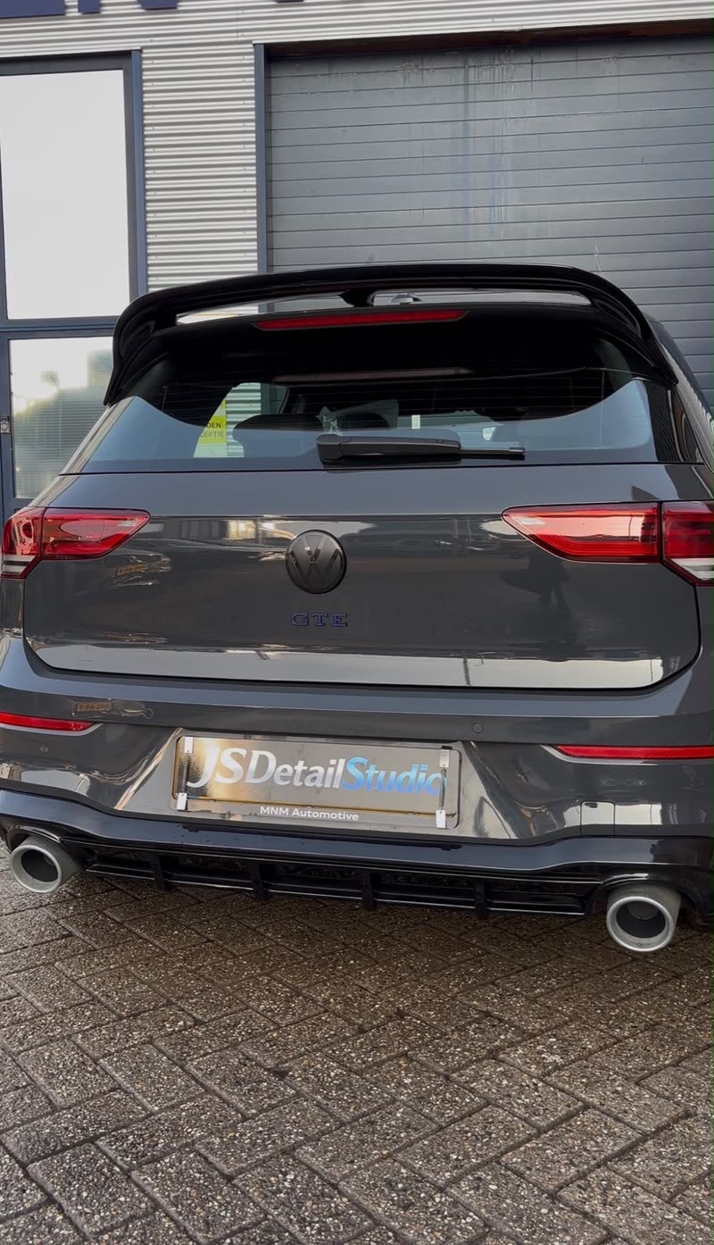 Grijze Volkswagen Golf GTE achterzijde na exterieur detailing met JS Detail Studio kentekenplaat