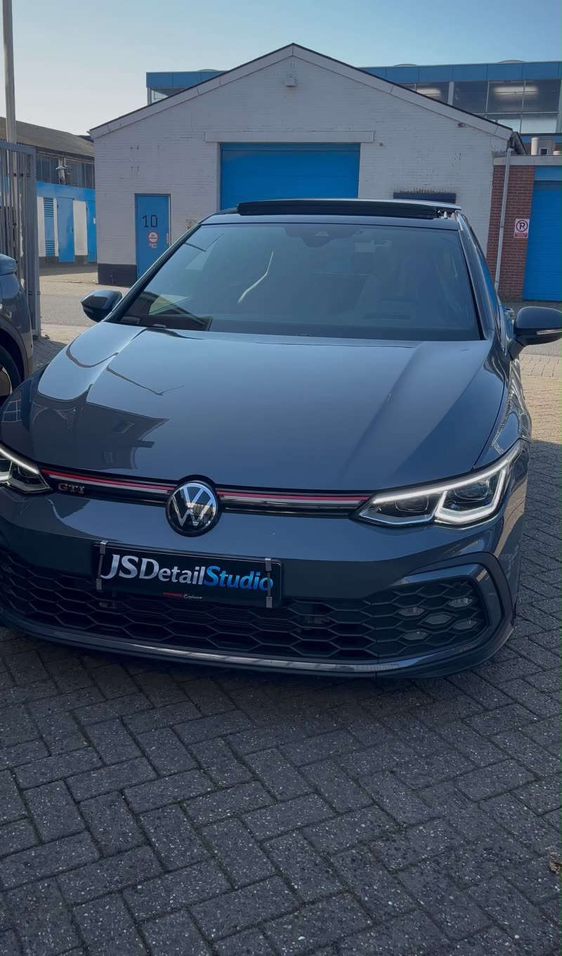Grijze Volkswagen Golf GTI na exterieur detailing met JS Detail Studio kentekenplaat
