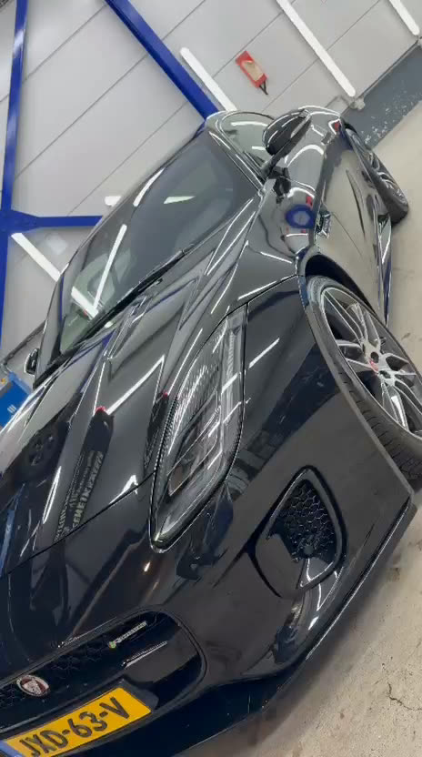 Zwarte Jaguar F-Type met hoogglans lak na exterieur detailing bij JS Detail Studio in IJmuiden