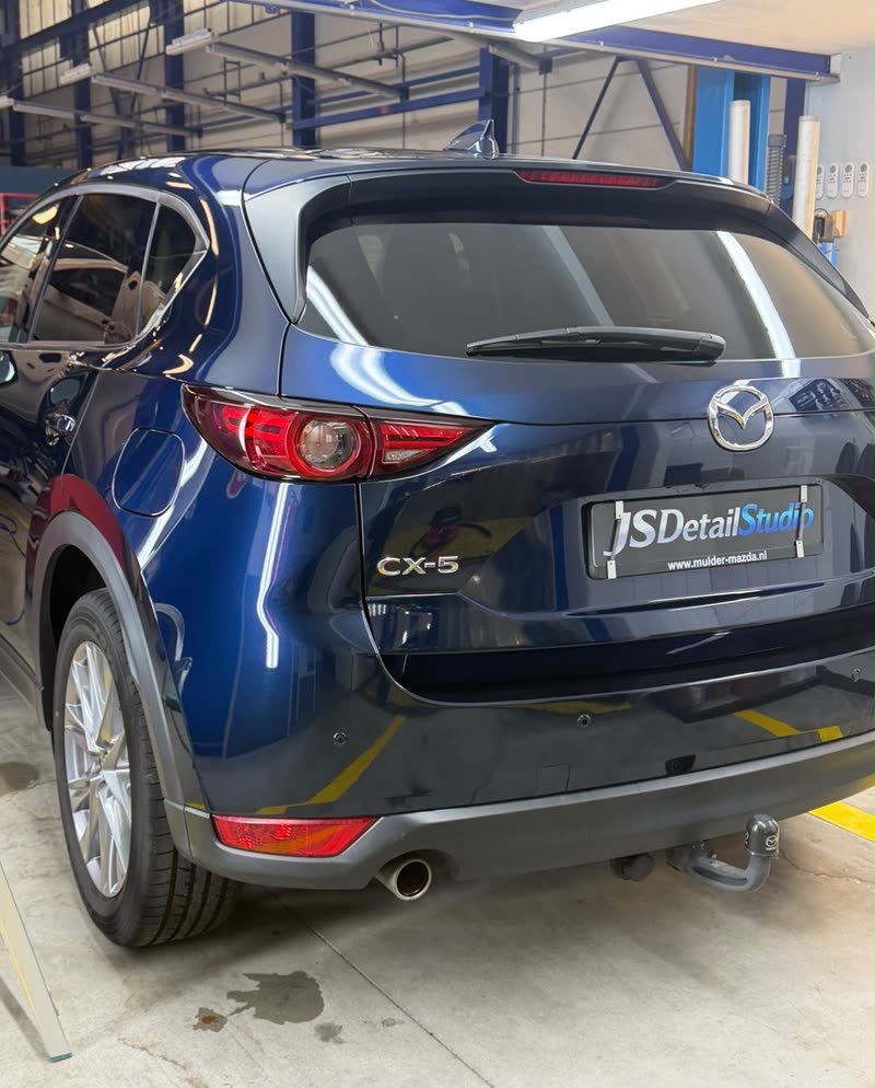Donkerblauwe Mazda CX-5 na exterieur detailing met JS Detail Studio kentekenplaat
