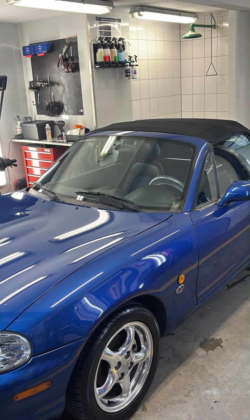 Blauwe Mazda MX-5 roadster met hoogglans lak na exterieur detailing bij JS Detail Studio