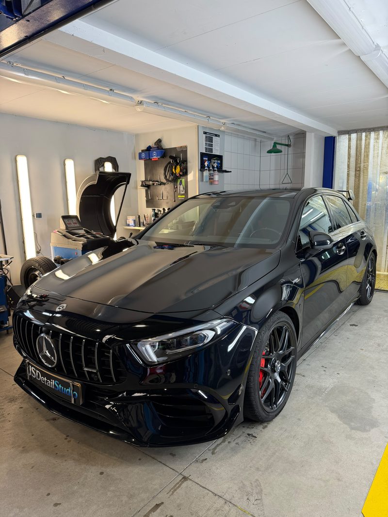 Zwarte Mercedes-AMG A45 S in de detailing studio van JS Detail Studio in IJmuiden