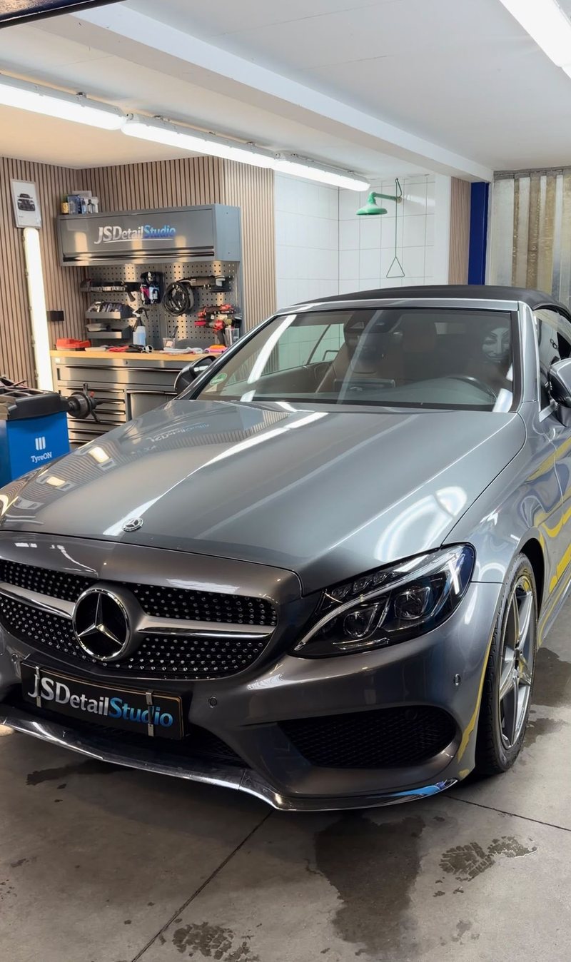 Grijze Mercedes C-Klasse Cabriolet met hoogglans gepolijste lak na exterieur detailing bij JS Detail Studio in IJmuiden