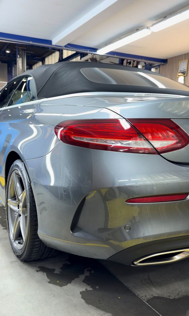 Achterzijde van een grijze Mercedes C-Klasse Cabriolet met gepolijste lak na exterieur detailing bij JS Detail Studio in IJmuiden