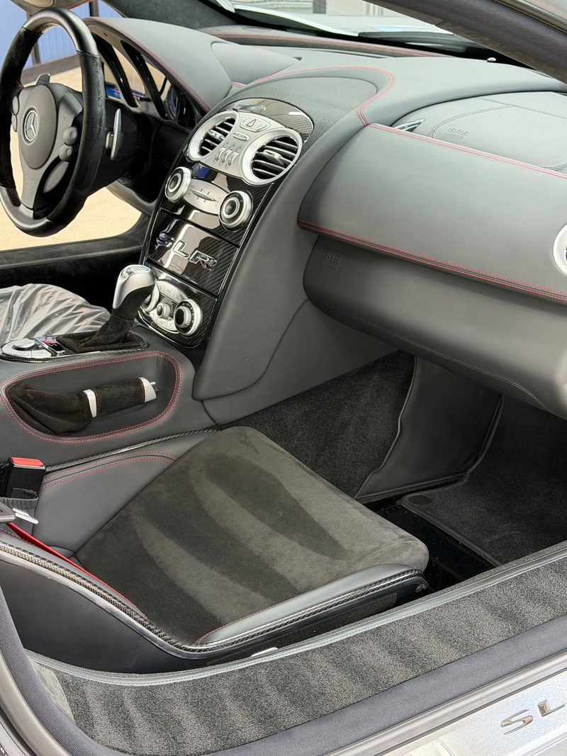 Interieur van een Mercedes-Benz SLR McLaren met alcantara, carbon en rood stikwerk na interieur detailing bij JS Detail Studio in IJmuiden