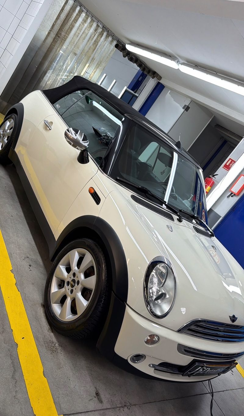 Witte MINI Cooper Cabrio na exterieur detailing in de studio van JS Detail Studio in IJmuiden