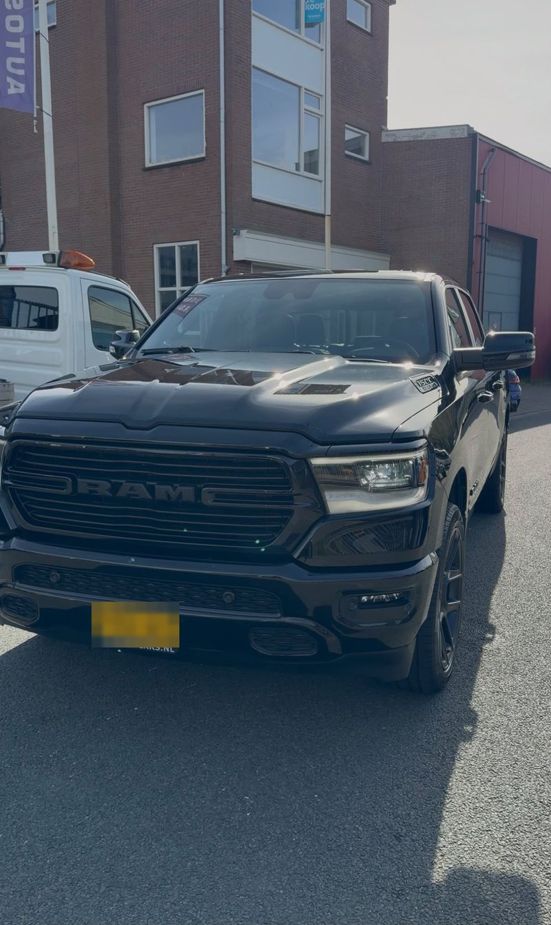 Zwarte RAM 1500 pick-up met hoogglans lak na exterieur detailing bij JS Detail Studio in IJmuiden