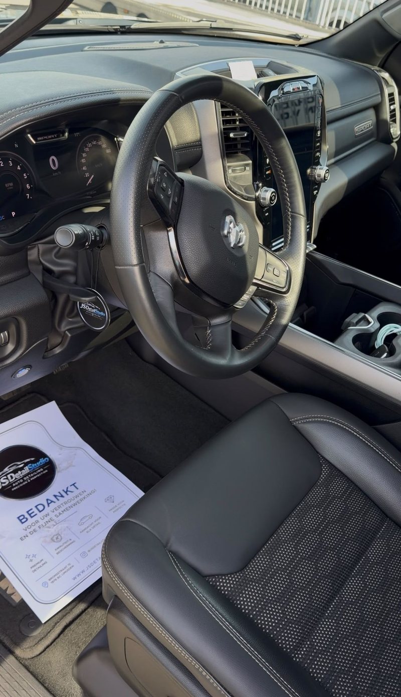 Gereinigd interieur met stuur en lederen stoelen van een RAM 1500 na interieur detailing bij JS Detail Studio in IJmuiden