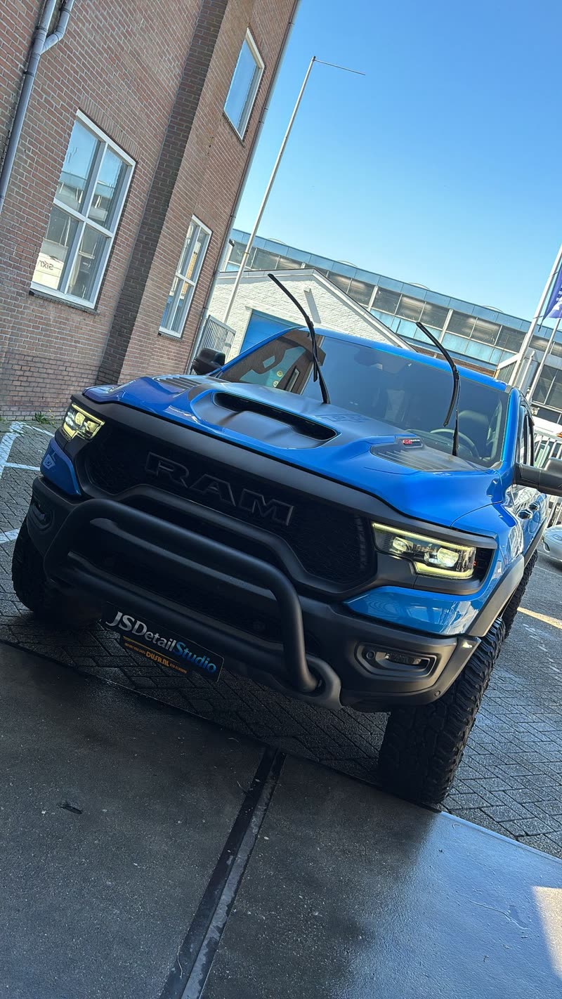 RAM TRX pick-up met JS Detail Studio kentekenplaat na detailing