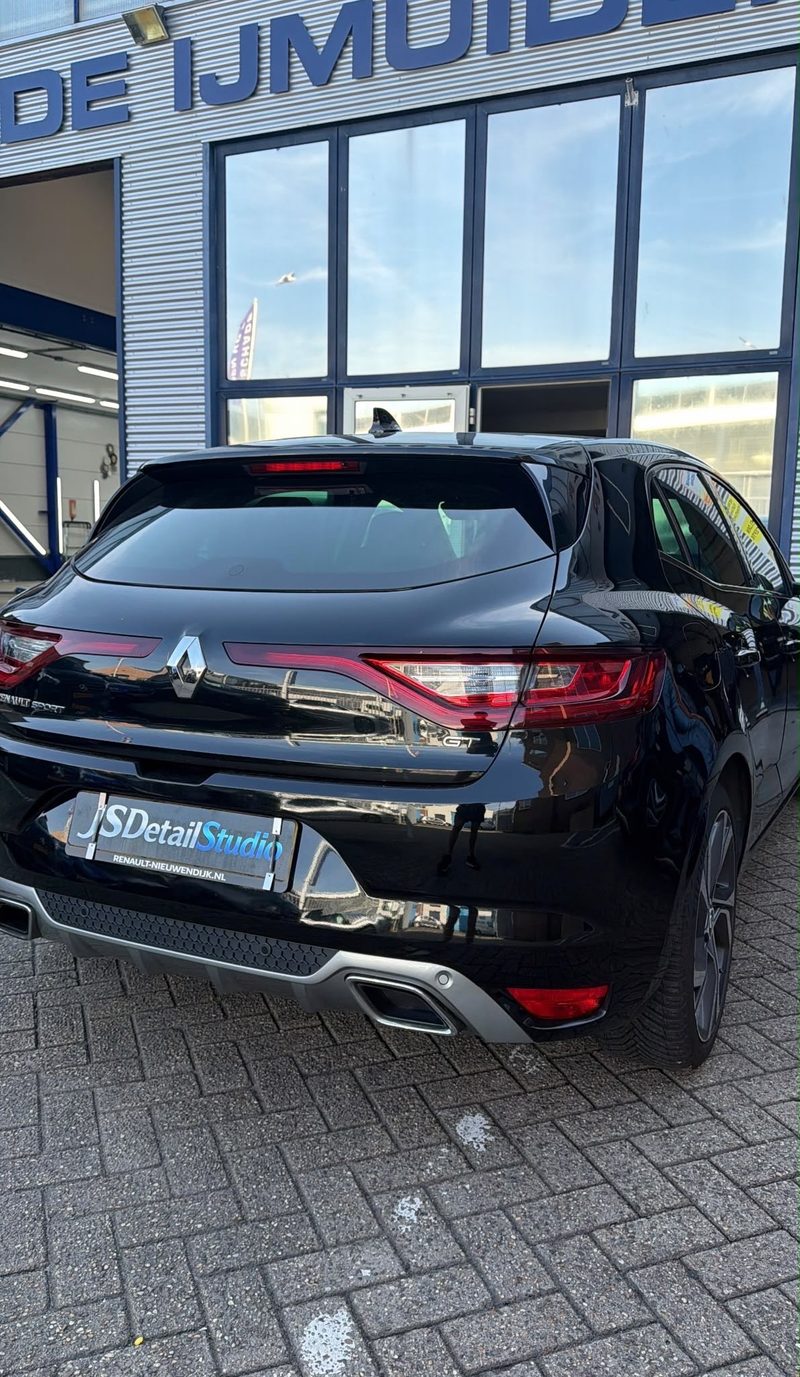 Zwarte Renault Mégane na exterieur detailing bij JS Detail Studio in IJmuiden