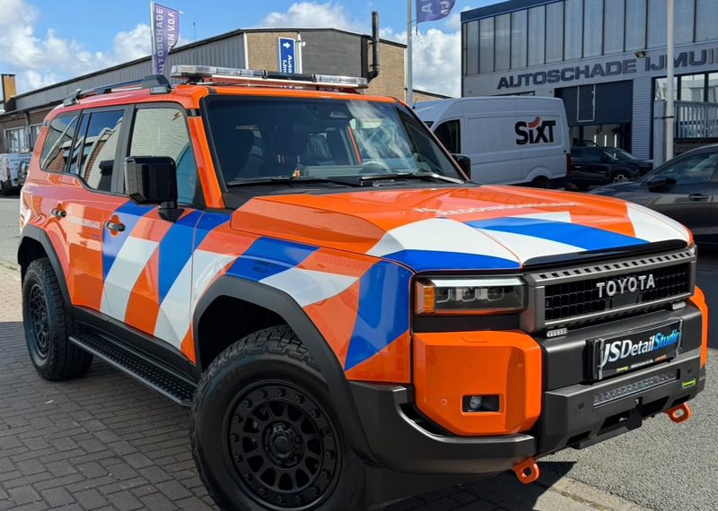Toyota Land Cruiser met opvallende striping na exterieur detailing bij JS Detail Studio in IJmuiden