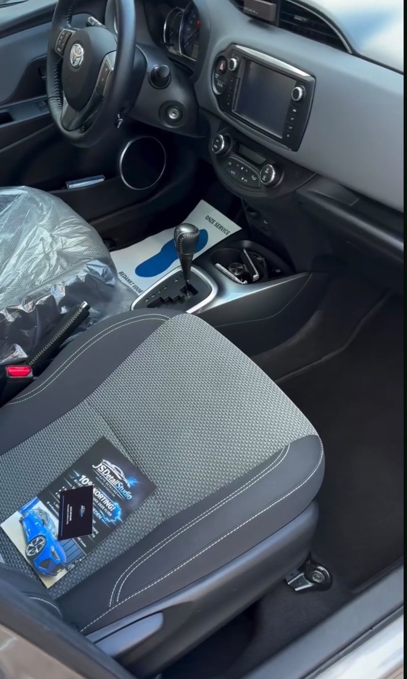 Interieur van een Toyota Yaris na interieur detailing bij JS Detail Studio in IJmuiden